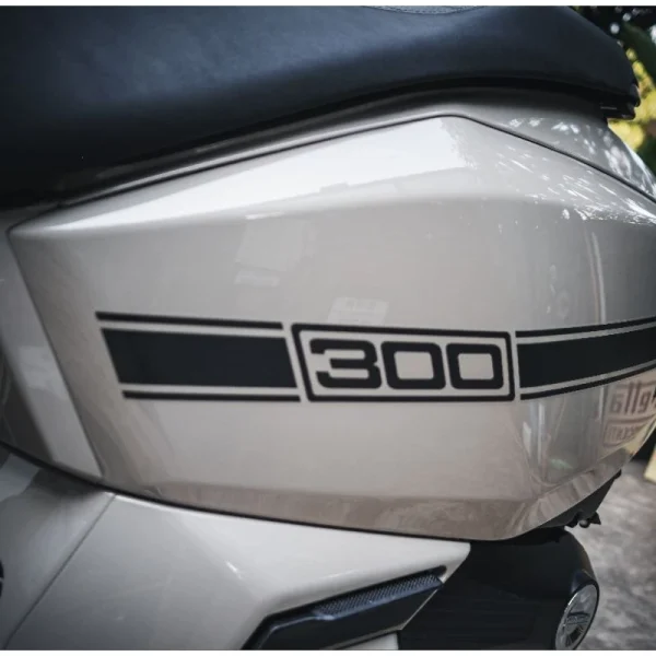 ใหม่!! Sticker ฝาข้าง Lambretta X300 SR ลายเส้น (1 ชุด/ 2ชิ้น) สวยคมติดตั้งง่ายพร้อมเทปยกมีหลายสีให้เลือก - Image 4